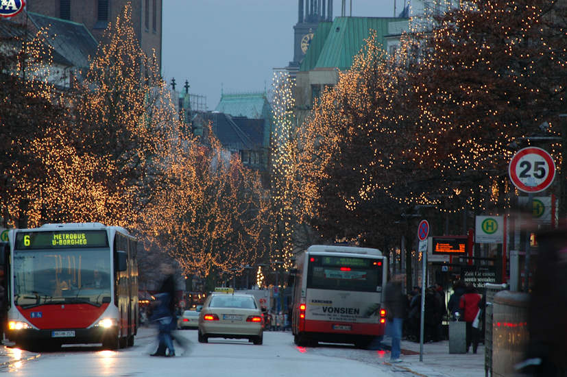 1832_1769 Strassenverkehr zur Weihnachtszeit - Autobusse und Taxi, Fussgänger. | Adventszeit - Weihnachtsmarkt in Hamburg - VOL.1
